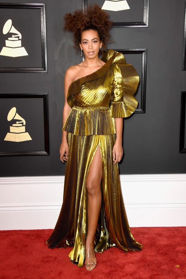 Ánh kim, đỏ và xanh tỏa sáng trên thảm đỏ Grammy 2017 ảnh 8