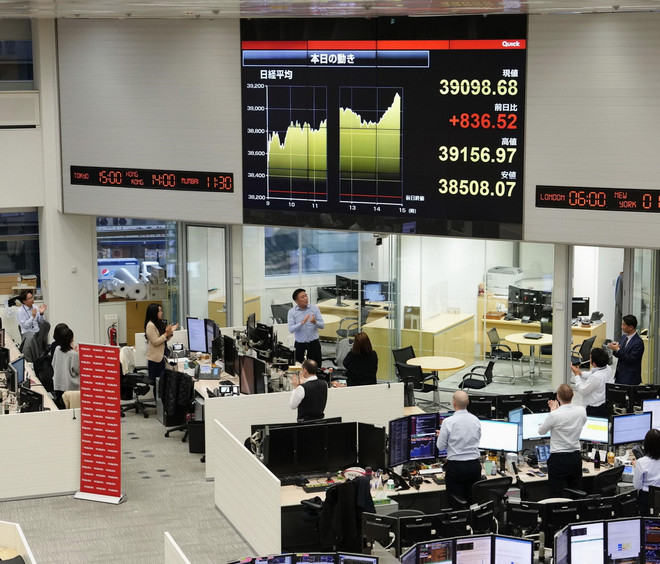 Bảng điện tử hiển thị chỉ số chứng khoán Nikkei-225 tại Osaka, Nhật Bản. (Ảnh minh họa. Kyodo/TTXVN) ttxvn-chung khoan nhat ban.jpg