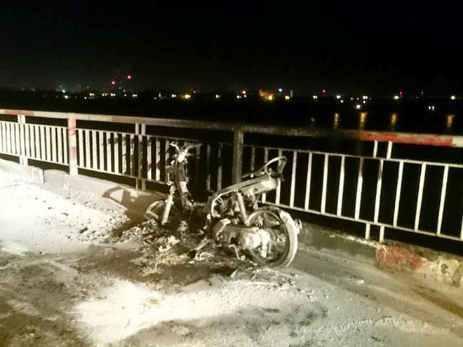 Hà Nội: Say rượu, nam thanh niên đốt xe trên cầu Chương Dương ảnh 1