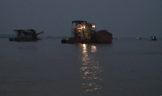 Vụ cát tặc lộng hành gần tàu cảnh sát: Sẽ xử lý nghiêm nếu vi phạm ảnh 1