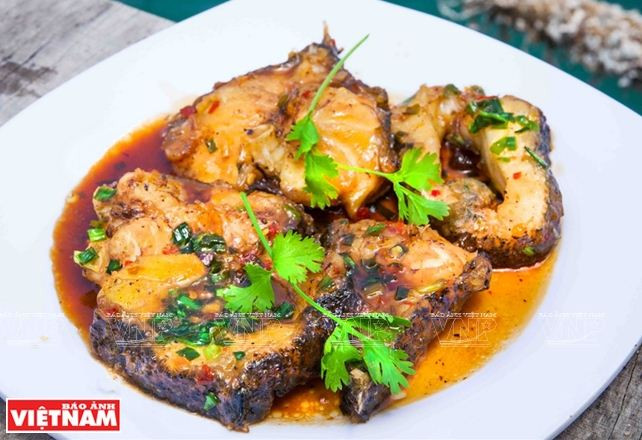 Vị đậm đà, thơm ngon khó quên của cá bống mú kho tộ ảnh 1