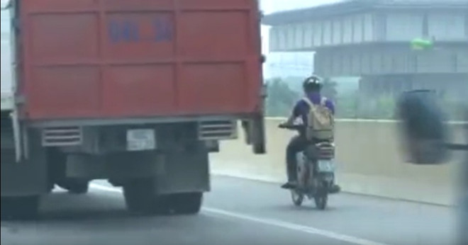 Thanh niên điều khiển xe máy tại đường cao tốc trên cao. (Ảnh cắt ra từ clip) Hà Nội: Phạt nguội xe máy ngang nhiên đi lên cao tốc trên cao ảnh 1