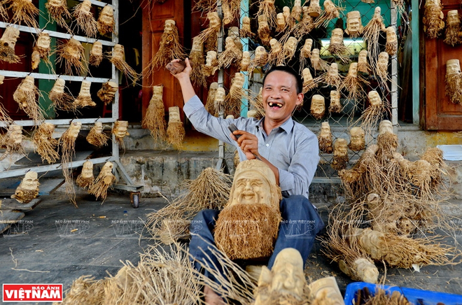 Chiêm ngưỡng những bức tượng chân dung cổ quái và kỳ lạ từ gốc tre ảnh 1