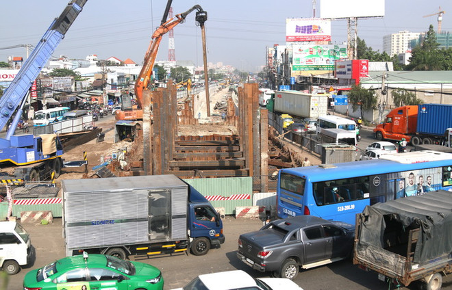 Thành phố Hồ Chí Minh: “Trễ hẹn” nhiều dự án giao thông trọng điểm ảnh 2