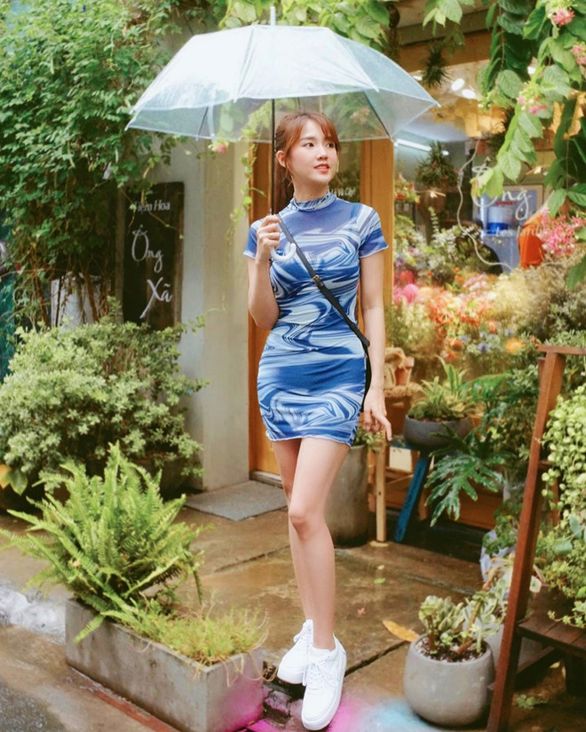 Street style giao mùa ngập sắc xanh của dàn mỹ nhân Việt ảnh 1