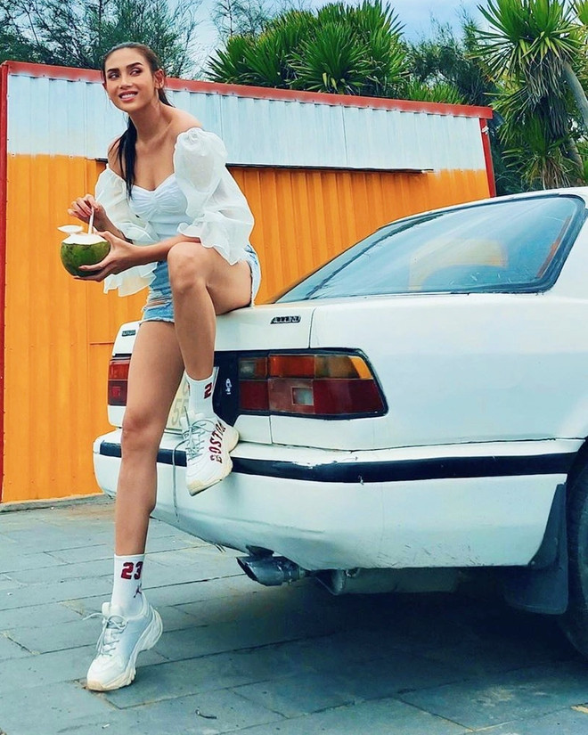 Street style giao mùa ngập sắc xanh của dàn mỹ nhân Việt ảnh 11