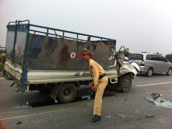 Hai xe tải đấu đầu trên Quốc lộ 14, một lái xe tử vong tại chỗ ảnh 1