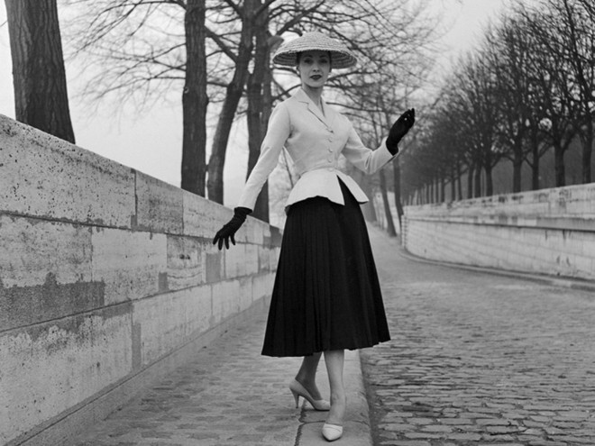 Xu hướng thời trang cuối Hạ gọi tên trang phục dáng đồng hồ cát ảnh 2