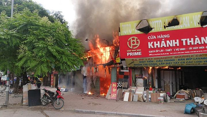 Hà Nội: Cháy lớn trên đường Lạc Long Quân, 3 ngôi nhà chìm trong lửa ảnh 7