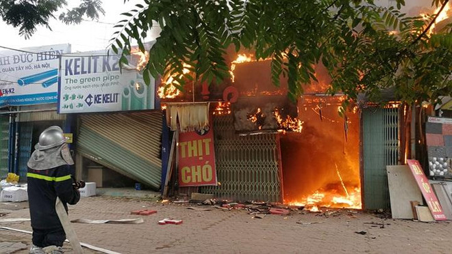 Hà Nội: Cháy lớn trên đường Lạc Long Quân, 3 ngôi nhà chìm trong lửa ảnh 8