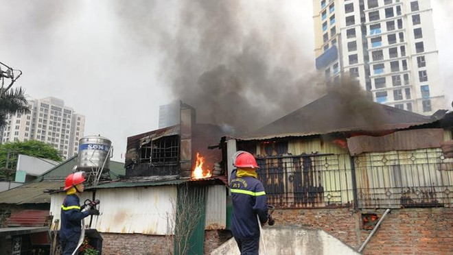 Hà Nội: Cháy lớn trên đường Lạc Long Quân, 3 ngôi nhà chìm trong lửa ảnh 5