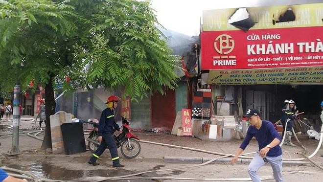 Hà Nội: Cháy lớn trên đường Lạc Long Quân, 3 ngôi nhà chìm trong lửa ảnh 6
