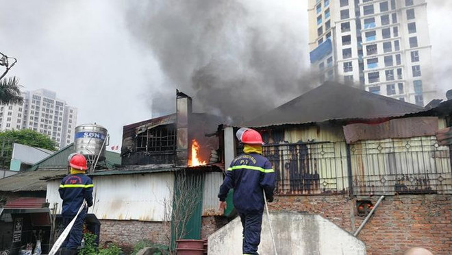 Hà Nội: Cháy lớn trên đường Lạc Long Quân, 3 ngôi nhà chìm trong lửa ảnh 4