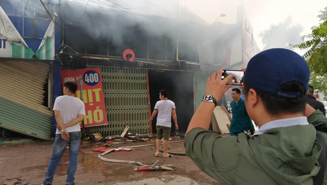 Hà Nội: Cháy lớn trên đường Lạc Long Quân, 3 ngôi nhà chìm trong lửa ảnh 2