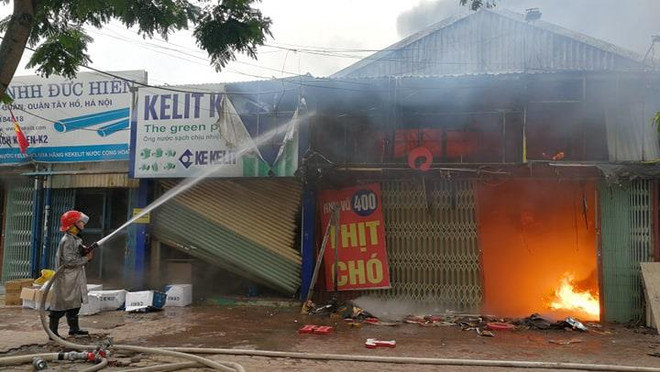 Hà Nội: Cháy lớn trên đường Lạc Long Quân, 3 ngôi nhà chìm trong lửa ảnh 1
