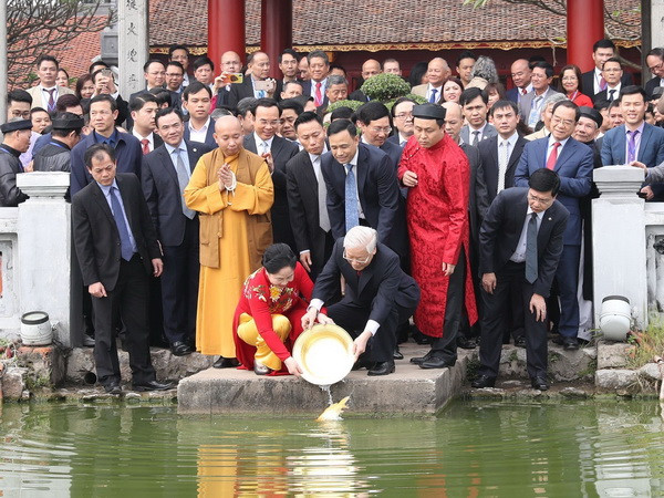 Tổng Bí thư, Chủ tịch nước cùng kiều bào thả cá chép tiễn ông Táo ảnh 1