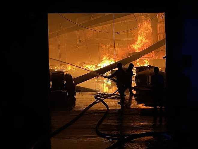 Bình Dương: Cháy lớn tại công ty sản xuất đồ gỗ của Hàn Quốc ảnh 2