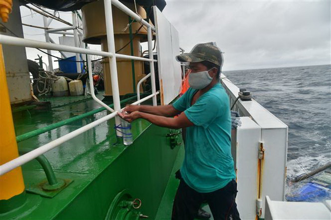 Cứu nạn bốn thuyền viên nước ngoài bị trôi dạt trên biển ảnh 1