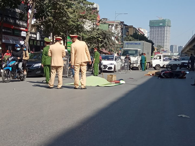 Hà Nội: Va chạm với xe tải, đôi nam nữ tử vong thương tâm ảnh 1