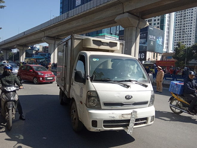Hà Nội: Va chạm với xe tải, đôi nam nữ tử vong thương tâm ảnh 2