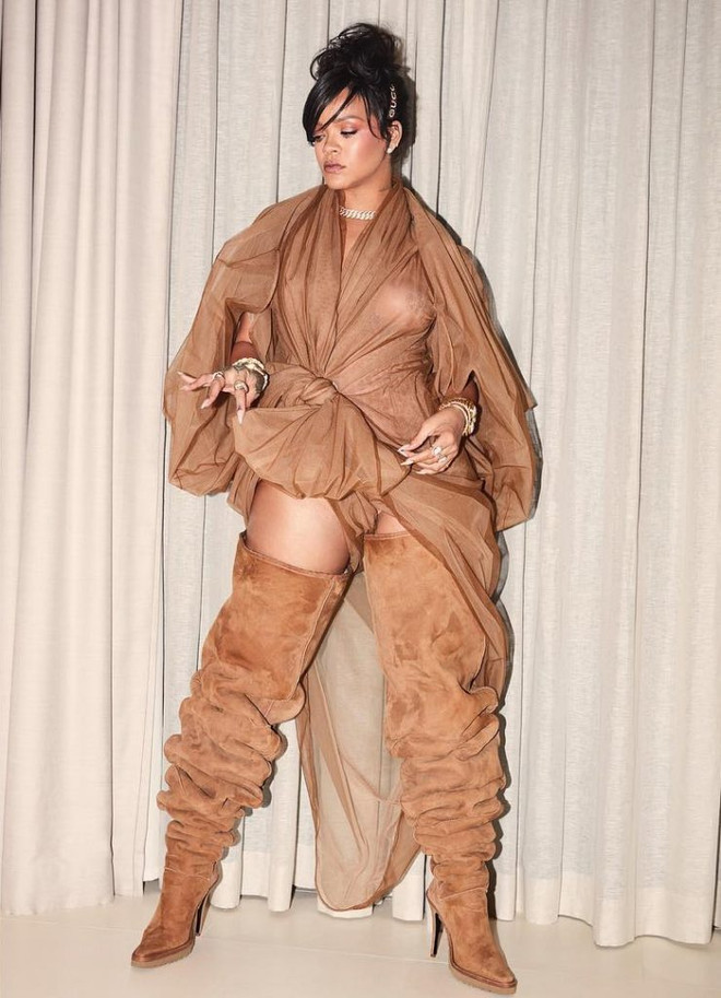 Rihanna tỏa sáng tại Coachella với phong cách không thể đụng hàng ảnh 5