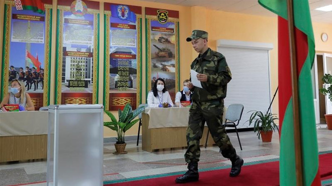 Gần 7 triệu cử tri Belarus đi bỏ phiếu bầu cử tổng thống sớm ảnh 1