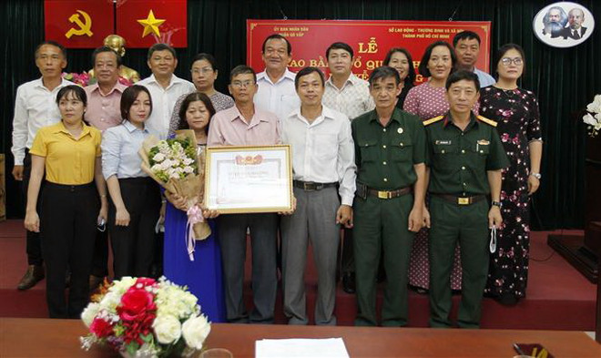 Trao bằng Tổ quốc ghi công cho gia đình "Hiệp sỹ" Nguyễn Hoàng Nam ảnh 2