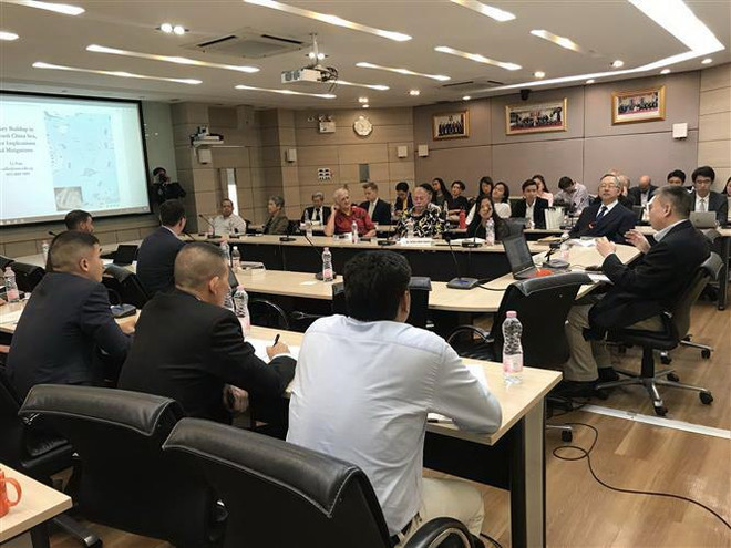 Quang cảnh hội thảo. (Ảnh: Hữu Kiên/TTXVN) Các học giả kêu gọi ASEAN duy trì nguyên tắc đồng thuận về COC ảnh 1