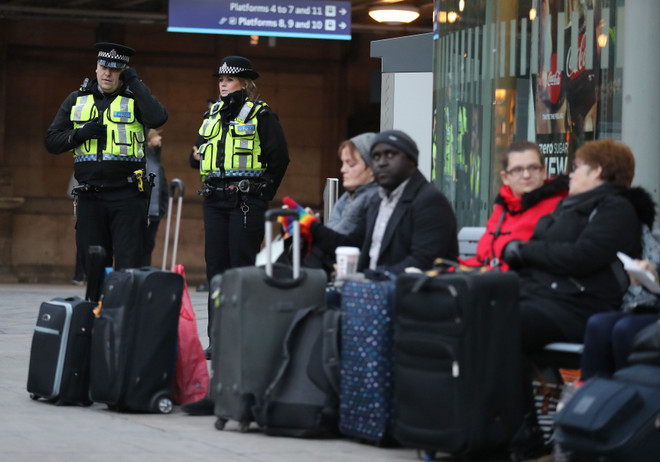 Cảnh sát Anh bắt giữ năm thiếu niên với cáo buộc khủng bố ảnh 1