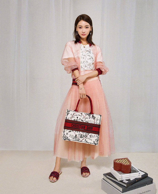 Châu Bùi bất ngờ lãng mạn, đụng hàng Quỳnh Anh Shyn, Ngô Cẩn Ngôn ảnh 12