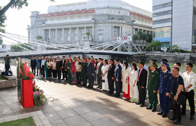 Đông đảo cán bộ và bà con kiều bào, học sinh, sinh viên Việt Nam tại Singapore tham gia kỷ niệm 134 năm Ngày sinh Chủ tịch Hồ Chí Minh. (Ảnh: Lê Dương/TTXVN) ttxvn-tuong dai ho_chi_minh7.jpg