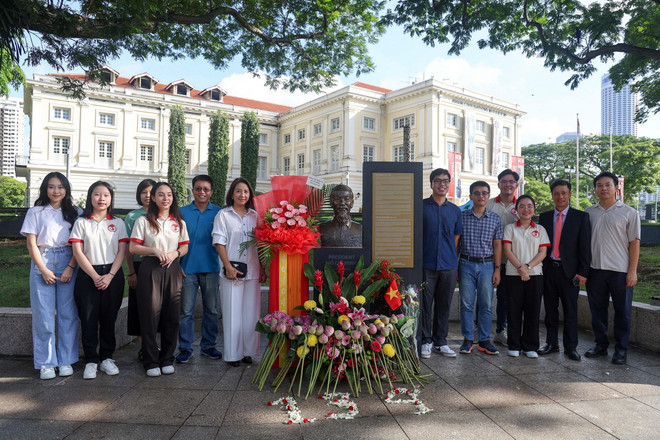 Ban Liên lạc Cộng đồng người Việt và Hội Thanh niên Sinh viên Việt Nam tại Singapore chụp ảnh lưu niệm tại Tượng đài Bác Hồ ở Singapore. (Ảnh: Lê Dương/TTXVN) ttxvn-tuong dai ho_chi_minh6.jpg