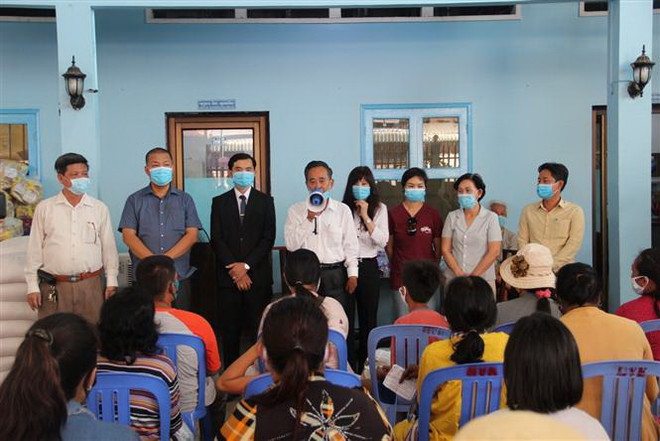 Hơn 3.000 gia đình người gốc Việt tại Campuchia được cứu trợ ảnh 1