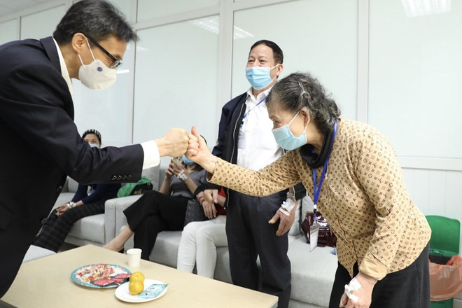 Phó Thủ tướng Chính phủ Vũ Đức Đam đến thăm, động viên nghiên cứu viên, tình nguyện viên tiêm thử nghiệm vaccine Nano Covax phòng COVID-19 giai đoạn hai tại Học viện Quân y (Bộ Quốc Phòng). (Ảnh: Minh Quyết/TTXVN) Việt Nam sẽ sớm có vaccine ngừa COVID-19 an toàn, hiệu quả ảnh 1
