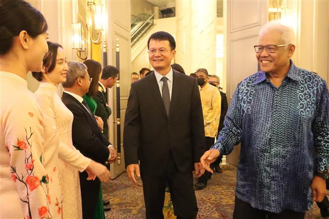 Đại sứ Việt Nam tại Malaysia Trần Việt Thái và các cán bộ Đại sứ quán tiếp đón Bộ trưởng Nội vụ Malaysia Datuk Seri Hamzah Zainudin và các khách mời. (Ảnh: TTXVN phát) Quan hệ đối tác Việt Nam-Malaysia đạt nhiều kết quả tốt đẹp ảnh 1
