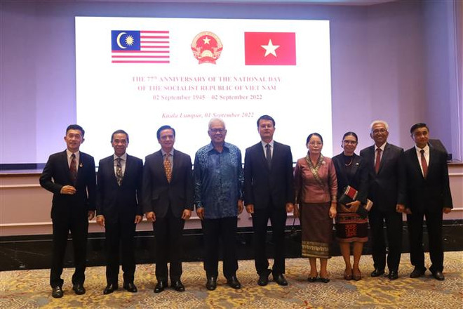 Các khách mời chụp ảnh lưu niệm cùng Đại sứ đặc mệnh toàn quyền Việt Nam tại Malaysia Trần Việt Thái. (Ảnh: TTXVN phát) Quan hệ đối tác Việt Nam-Malaysia đạt nhiều kết quả tốt đẹp ảnh 2
