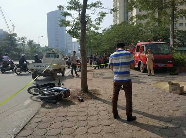 Hà Nội: Xe cứu hỏa đâm và kéo lê xe máy, một người tử vong ảnh 1