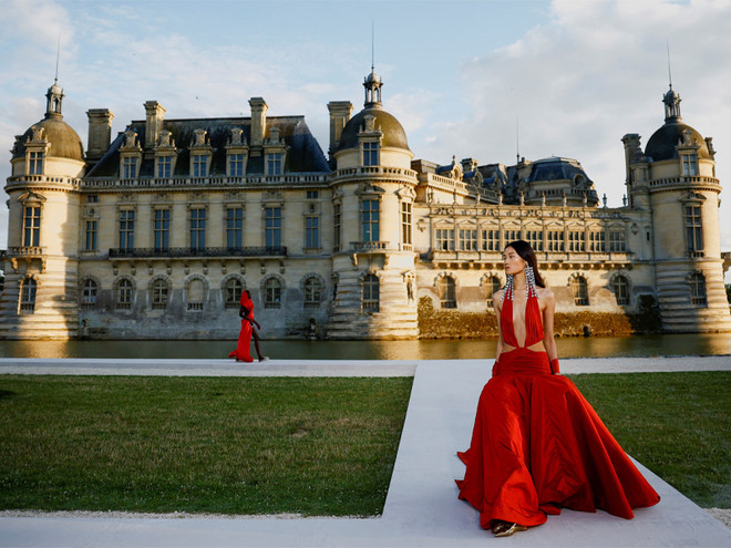 Valentino Thu Đông: Khi vẻ tráng lệ ẩn mình sau giao diện tối giản ảnh 1