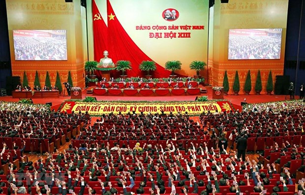 Các đại biểu biểu quyết, thông qua Nghị quyết Đại hội XIII của Đảng. (Ảnh: TTXVN) Đổi mới, nâng hiệu quả công tác đưa Nghị quyết của Đảng vào cuộc sống ảnh 1