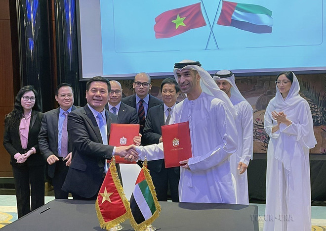 Bộ trưởng Công Thương Nguyễn Hồng Diên và Quốc vụ khanh, Bộ trưởng Ngoại thương UAE Thani Bin Ahmed Al Zeyoudi ký biên bản tuyên bố cấp Bộ trưởng về việc khởi động đàm phán Hiệp định Đối tác Toàn diện Việt Nam-UAE (Abu Dhabi, 6/4/2023). (Ảnh: TTXVN phát) Quan hệ hợp tác Việt Nam-UAE có những bước phát triển vượt bậc ảnh 2