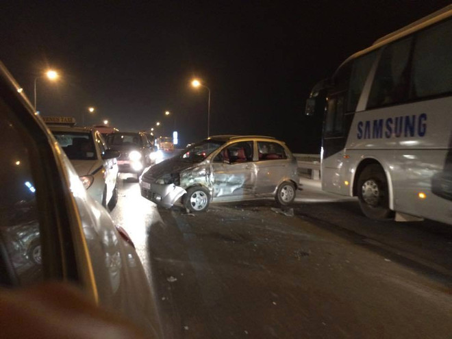 Hai ôtô đấu đầu trên cầu Thăng Long, một người nhập viện ảnh 1