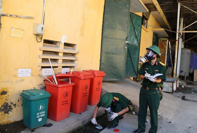 Cán bộ Viện Hóa học Môi trường quân sự (Binh chủng Hóa học) lấy 25 mẫu từ đám cháy ở Công ty Rạng Đông. Vụ cháy Rạng Đông: Binh chủng Hóa học lấy mẫu để phân tích ảnh 1