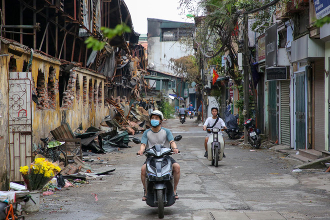 Hiện trường vụ cháy (Ảnh: Sơn Bách/Vietnam+) Vụ cháy Rạng Đông: Binh chủng Hóa học lấy mẫu để phân tích ảnh 2