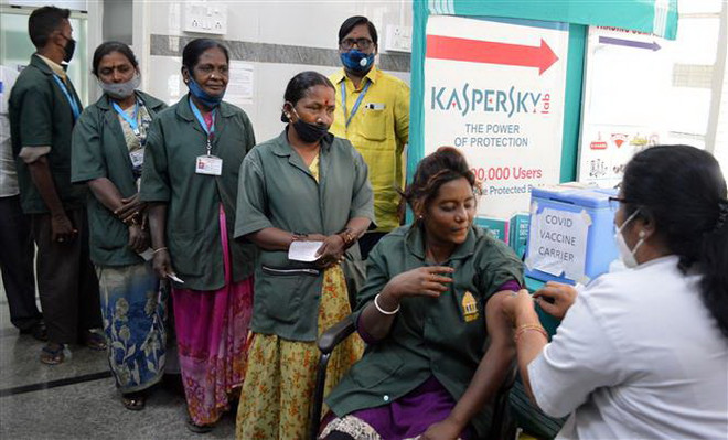 COVID-19: Hậu quả của việc không bảo đảm tiếp cận vắcxin công bằng ảnh 1