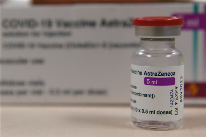 Vắcxin ngừa COVID-19 của AstraZeneca. (Ảnh: AFP/TTXVN) COVID-19: Đại học Oxford lần đầu thử nghiệm vắcxin trên trẻ em ảnh 1
