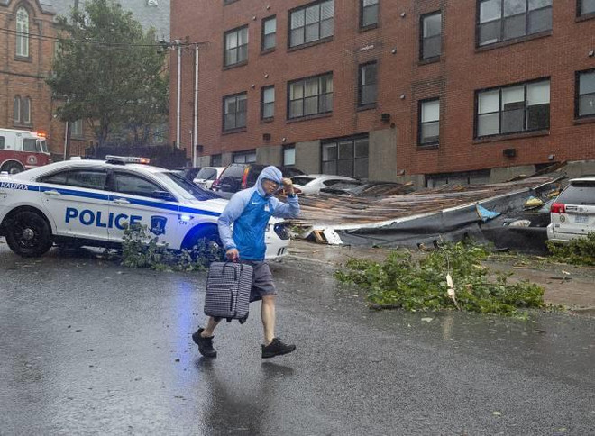 Bão Dorian mạnh lên khi đổ bộ vào Canada, 380.000 dân bị mất điện ảnh 1