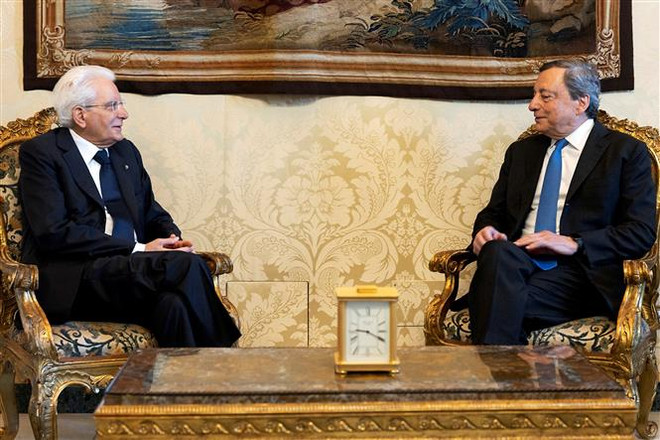 Tổng thống Sergio Mattarella (trái) và Thủ tướng Mario Draghi (phải). (Ảnh: AFP/TTXVN) Chính thủ tạm quyền Italy công bố một loạt quy tắc quản lý ảnh 1