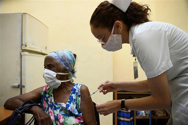 Nhân viên y tế tiêm vaccine ngừa COVID-19 cho người cao tuổi tại La Habana, Cuba. (Ảnh: AFP/TTXVN) Số ca mắc COVID-19 hằng ngày ở Cuba lại vượt mốc 100 người ảnh 1