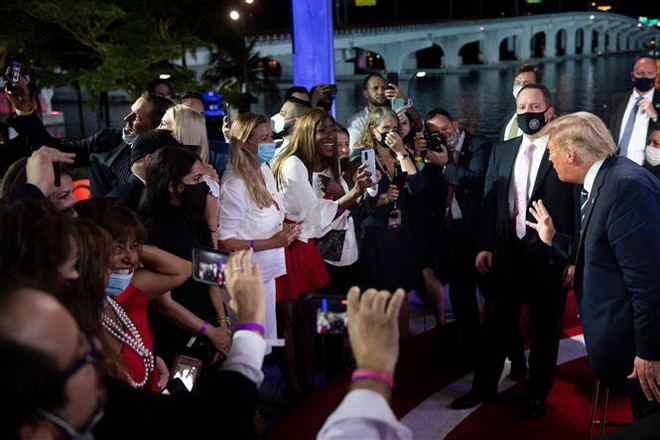 Tổng thống Mỹ Donald Trump gặp gỡ các diễn giả sau buổi chất vấn của cử tri tại Miami, bang Florida tối 15/10/2020. (Ảnh: AFP/TTXVN) Facebook từ chối hàng triệu quảng cáo liên quan tới bầu cử Mỹ 2020 ảnh 1