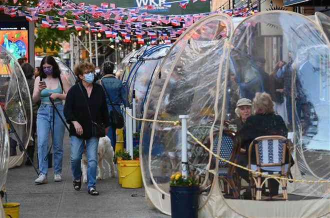 Số ca mắc COVID-19 mới và nhập viện tăng vọt trở lại tại Mỹ ảnh 1